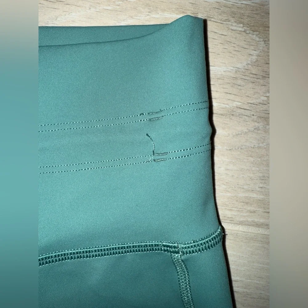 Vuori Daily Leggings-PLEASE SEE MEASUREMENTS. - Picture 9 of 10